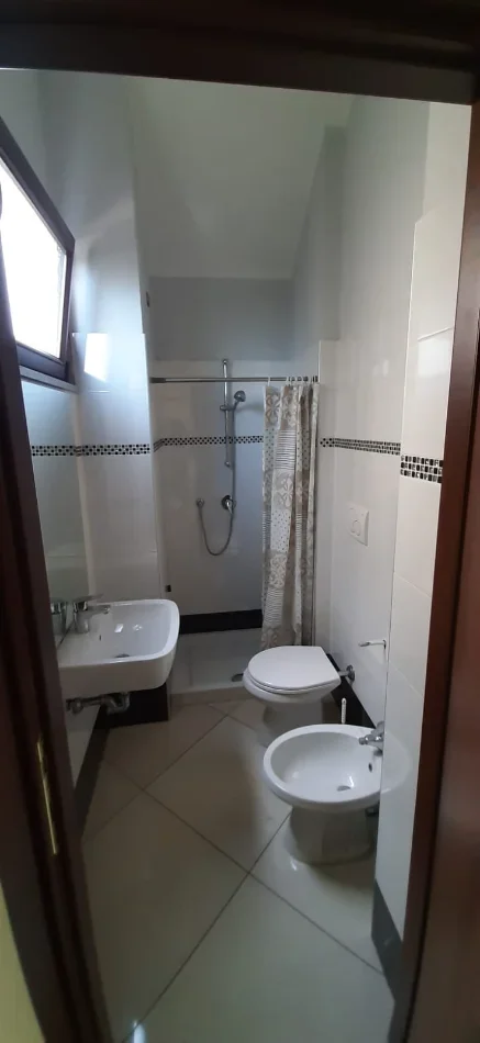 Tirane, jepet me qera garsonier Kati 1, 35 m² 300 € (Kinostudio/Rr.Aleksander i Madh)