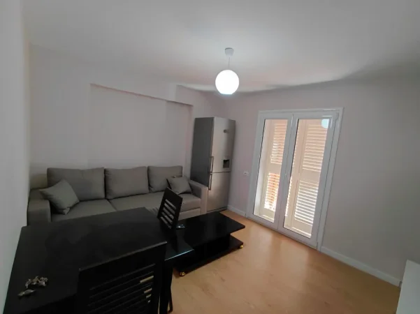 Tirane, jepet me qera apartament 1+1+Ballkon Kati 3, 56 m² 500 € (Rruga e Dibrës)