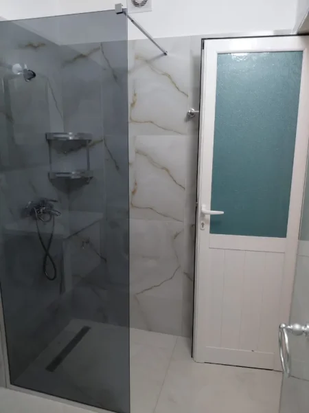 Tirane, jepet me qera apartament 1+1+Ballkon Kati 3, 56 m² 500 € (Rruga e Dibrës)