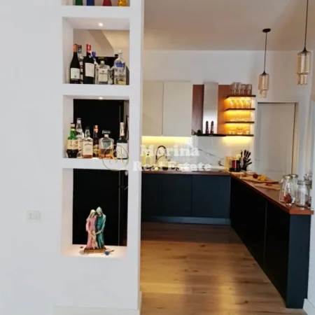 Durres, jepet me qera apartament+verande | Penthouse 3+1 Kati 4, 230 m² 1.000 € (Mali i Robit)