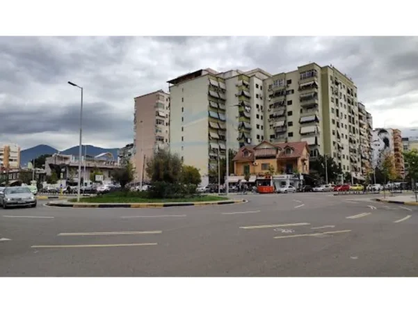 Tirane, jepet me qera ambjent biznesi Kati 0, 130 m² 2.500 € (Komuna e Parisit)