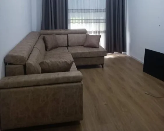 Tirane, jepet me qera apartament 1+1+Aneks+Ballkon Kati 2, 54 m² 400 € (shkoze)