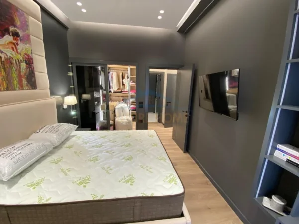 Tirane, jepet me qera apartament 1+1+Ballkon Kati 12, 75 m² 1.000 € (GARDEN BUILDING)