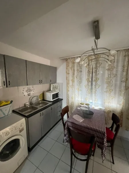 Tirane, jepet me qera apartament 2+1 Kati 1, 90 m² 500 € (21 DHJETORI)