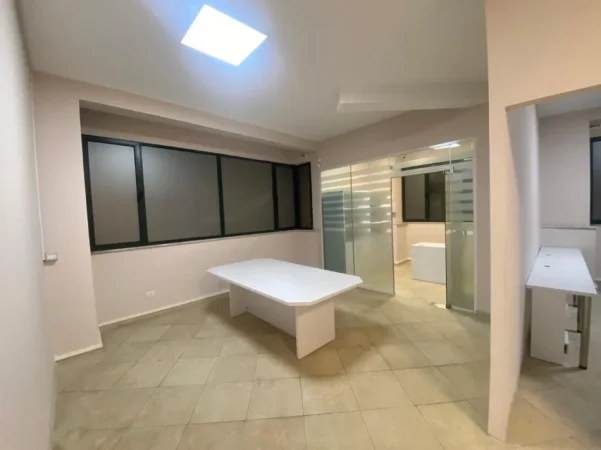 Tirane, jepet me qera zyre Kati 1, 110 m² 1.000 € (21 Dhjetori)