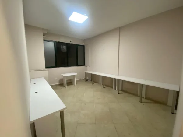 Tirane, jepet me qera zyre Kati 1, 110 m² 1.000 € (21 Dhjetori)