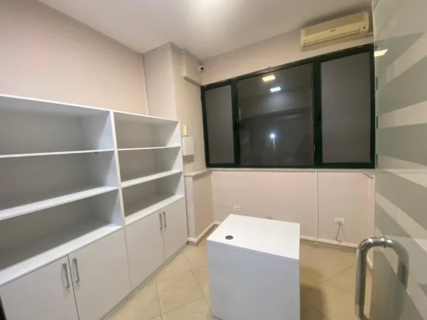 Tirane, jepet me qera zyre Kati 1, 110 m² 1.000 € (21 Dhjetori)