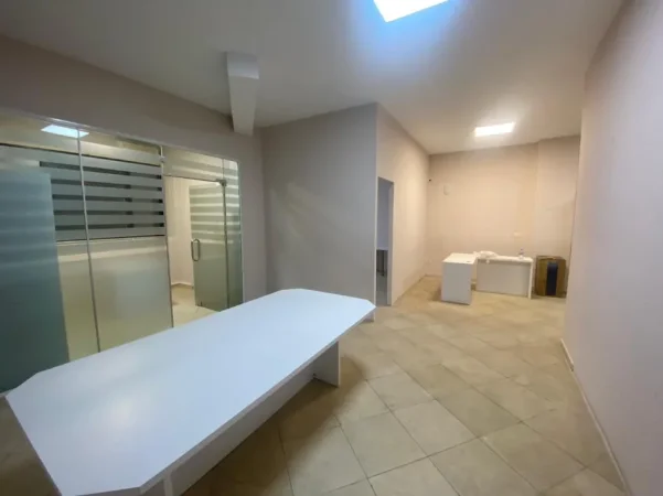 Tirane, jepet me qera zyre Kati 1, 110 m² 1.000 € (21 Dhjetori)