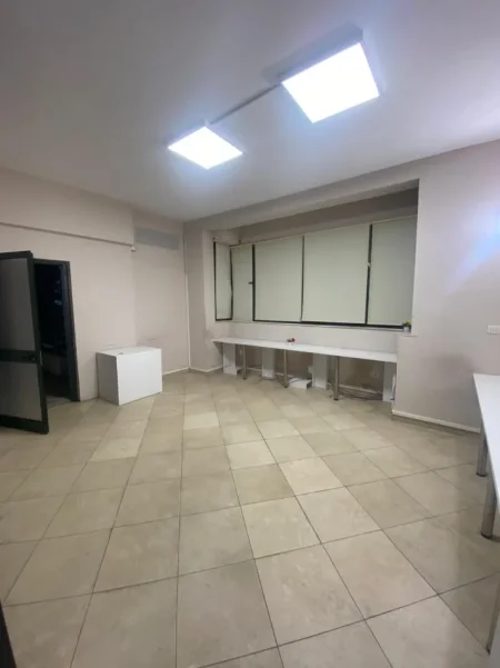 Tirane, jepet me qera zyre Kati 1, 110 m² 1.000 € (21 Dhjetori)