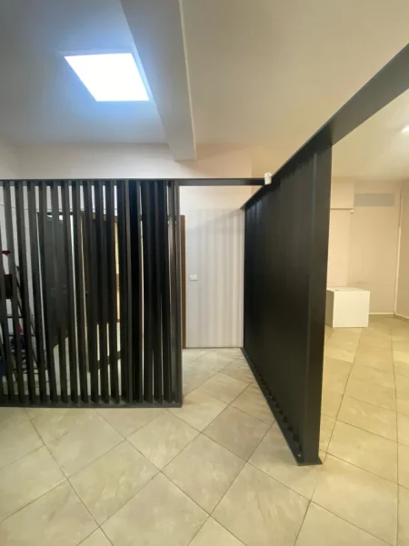 Tirane, jepet me qera zyre Kati 1, 110 m² 1.000 € (21 Dhjetori)