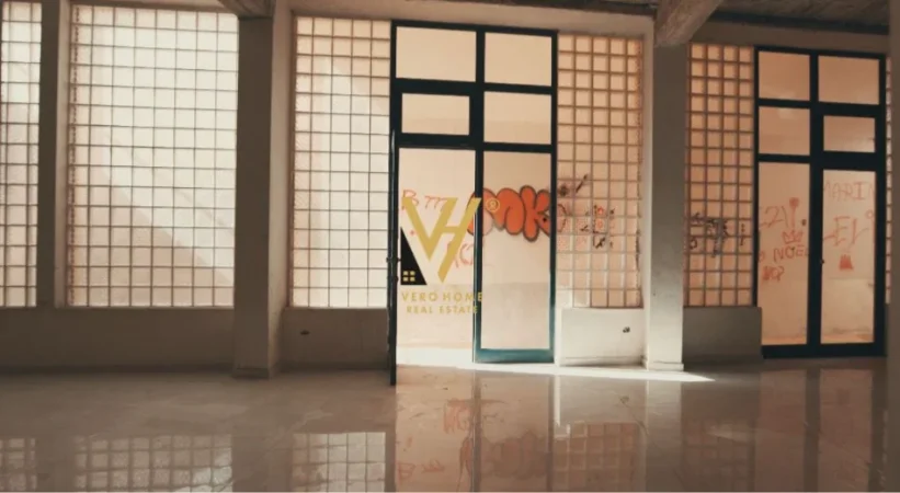 Tirane, jepet me qera ambjent biznesi Kati 0, 1.100 m² 11.000 € (KRISTAL CENTER)