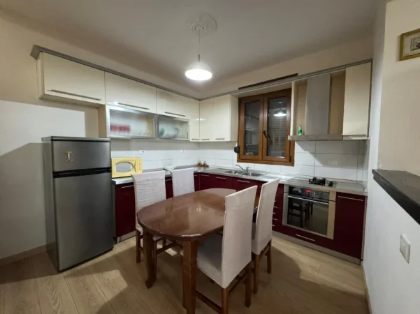 Tirane, jepet me qera 2 Katshe , 180 m² 1.300 € (Kryegjyshata)