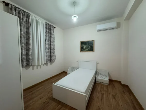 Tirane, jepet me qera 2 Katshe , 180 m² 1.300 € (Kryegjyshata)