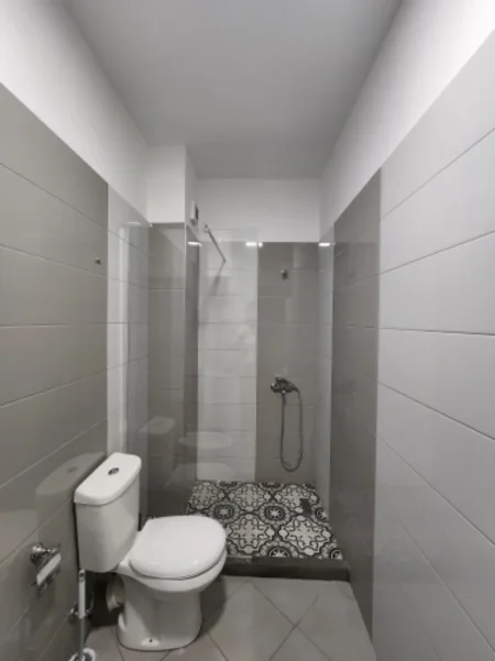 Tirane, jepet me qera apartament 1+1 Kati 7, 65 m² 500 € (Paskuqan , shkolla lidhja e Prizrenit Pallatet e Kuqe)