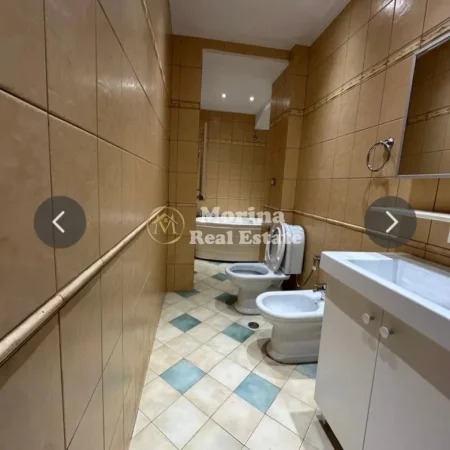 Tirane, jepet me qera ambjent biznesi Kati 2, 106 m² 1.000 € (Sheshi Willson)