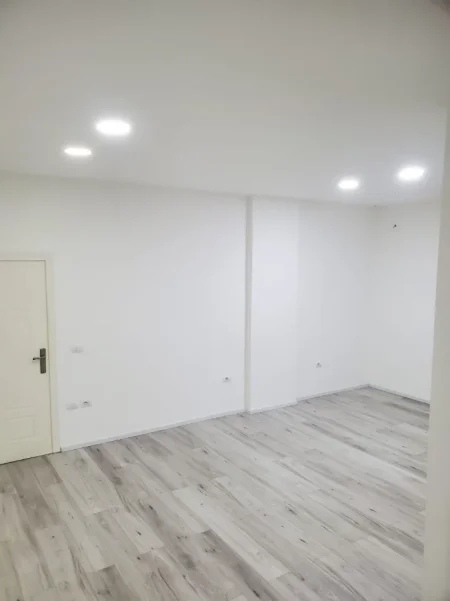 Durres, jepet me qera ambjent biznesi Kati 2, 172 m² 650 € (Rruga Mujo Ulqinaku)