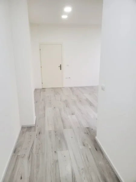 Durres, jepet me qera ambjent biznesi Kati 2, 172 m² 650 € (Rruga Mujo Ulqinaku)