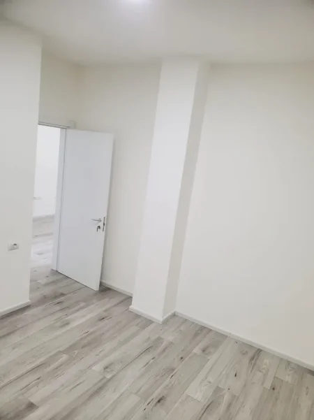 Durres, jepet me qera ambjent biznesi Kati 2, 172 m² 650 € (Rruga Mujo Ulqinaku)