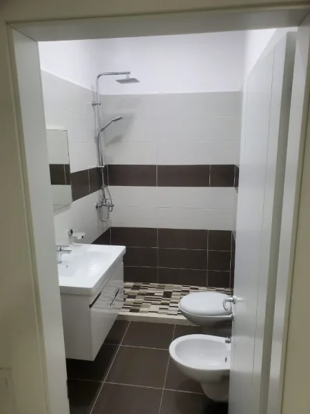 Durres, jepet me qera ambjent biznesi Kati 2, 172 m² 650 € (Rruga Mujo Ulqinaku)