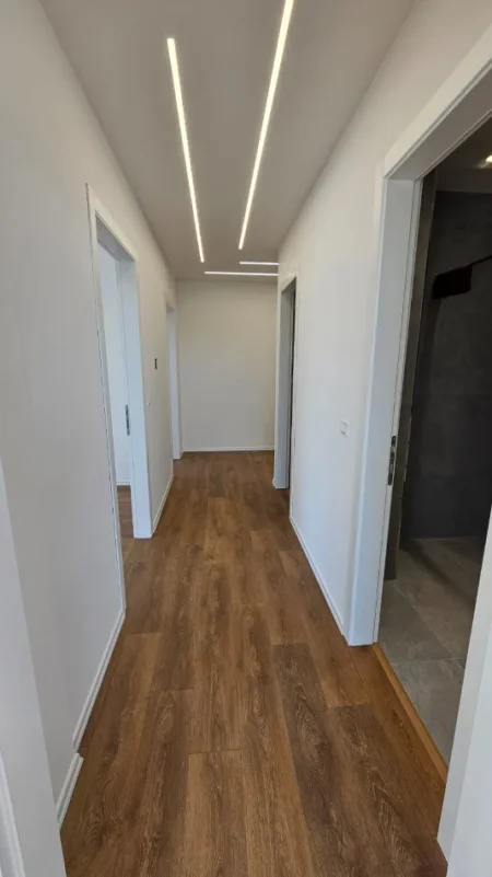 Tirane, jepet me qera zyre Kati 3, 134 m² 1.800 € (Lake View)