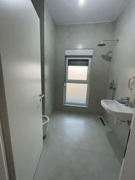 Tirane, jepet me qera apartament 1+1+Ballkon Kati 8, 60 m² 350 € (Rruga Pasho Hysa)