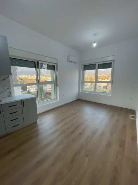 Tirane, jepet me qera apartament 1+1+Ballkon Kati 8, 60 m² 350 € (Rruga Pasho Hysa)