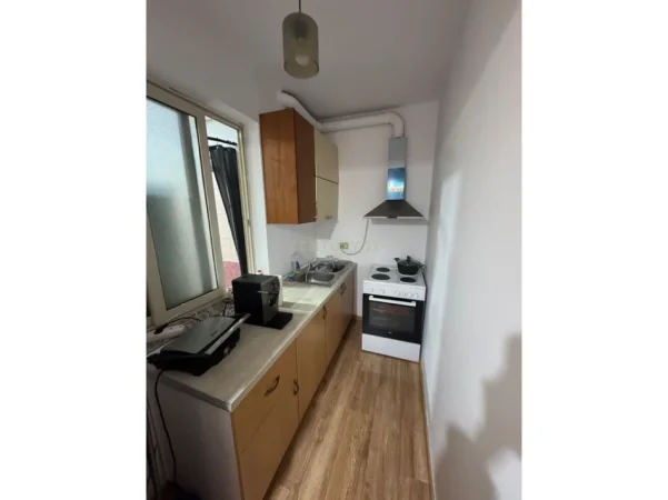 Tirane, jepet me qera apartament 1+1 Kati 1, 60 m² 500 € (ish nisharaku)