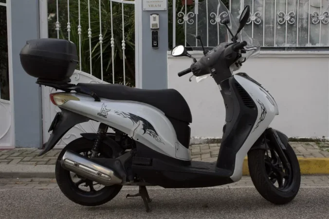 Tirane, shes Scooter Yahama 125 CC , e bardhë 32.000 km 1.200 €