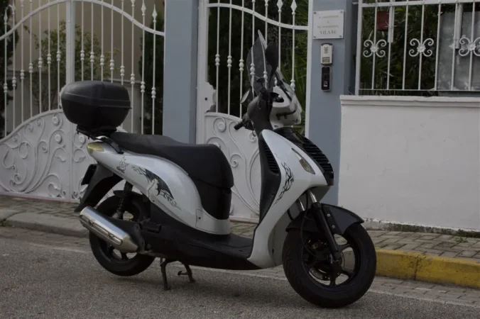 Tirane, shes Scooter Yahama 125 CC , e bardhë 32.000 km 1.200 €