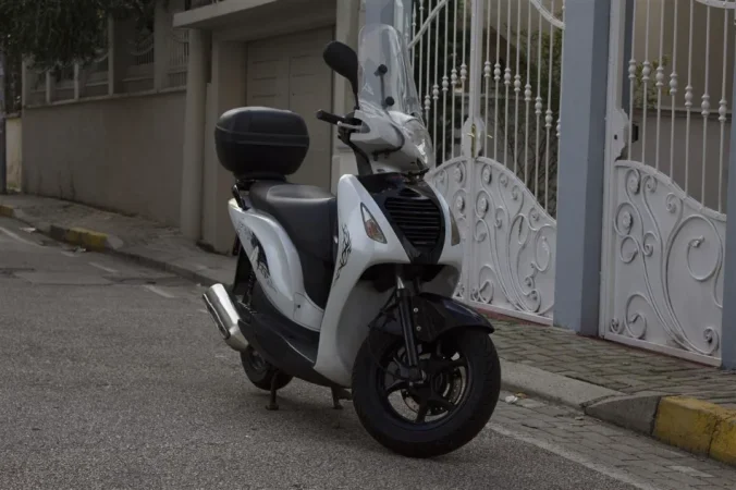 Tirane, shes Scooter Yahama 125 CC , e bardhë 32.000 km 1.200 €