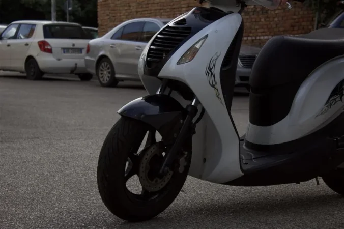 Tirane, shes Scooter Yahama 125 CC , e bardhë 32.000 km 1.200 €