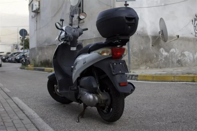 Tirane, shes Scooter Yahama 125 CC , e bardhë 32.000 km 1.200 €