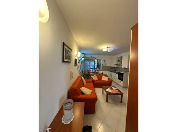 Durres, jepet me qera apartament 1+1 Kati 2, 300 € (Plazh Hekurudha)