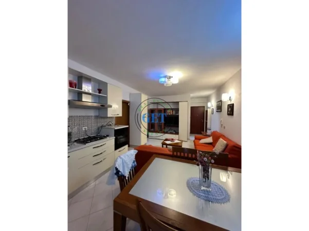 Durres, jepet me qera apartament 1+1 Kati 2, 300 € (Plazh Hekurudha)