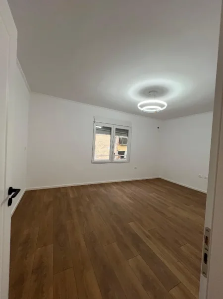 Tirane, shes apartament 2+1+Ballkon Kati 3, 65 m² 118.000 € (Porcelan)