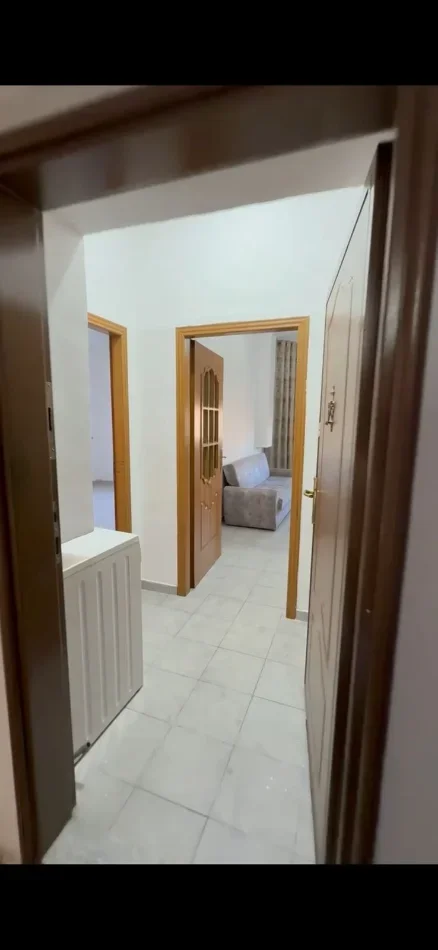 Tirane, jepet me qera zyre Kati 5, 50 m² 600 € (BLLOK)