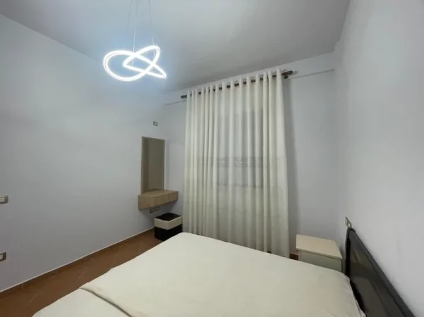 Tirane, jepet me qera apartament 1+1+Ballkon Kati 1, 55 m² 400 € (Inxhinieria Ndertimit)