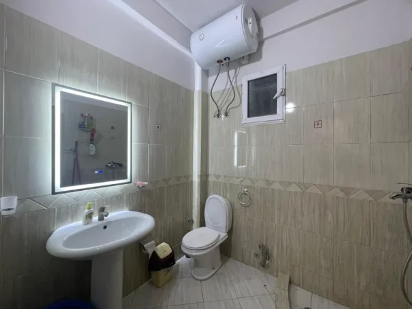 Tirane, jepet me qera apartament 1+1+Ballkon Kati 1, 55 m² 400 € (Inxhinieria Ndertimit)