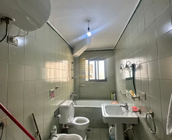 Tirane, jepet me qera apartament 2+1+Ballkon Kati 4, 80 m² 500 € (Brryli)