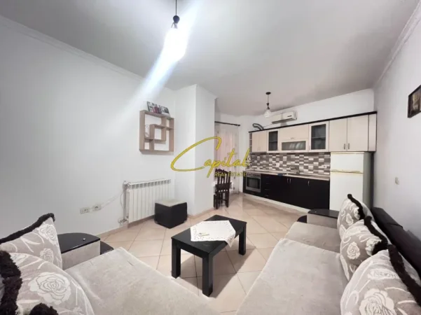 Tirane, jepet me qera apartament 1+1 Kati 4, 75 m² 500 € (XHAMLLIKU)