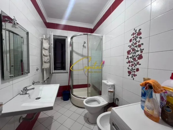 Tirane, jepet me qera apartament 1+1 Kati 4, 75 m² 500 € (XHAMLLIKU)
