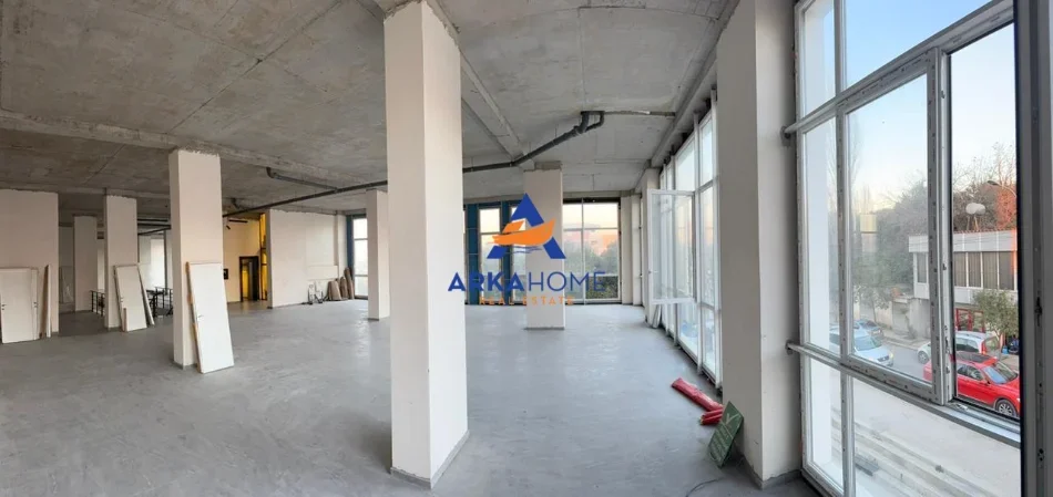 Tirane, jepet me qera ambjent biznesi Kati 1, 550 m² 4.000 € 