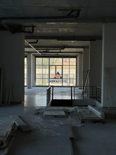 Tirane, jepet me qera ambjent biznesi Kati 1, 550 m² 4.000 € 