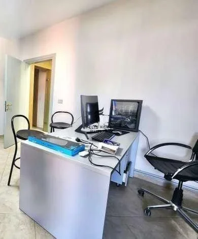 Tirane, jepet me qera zyre Kati 0, 30 m² 350 € (SHESHI WILLSON)