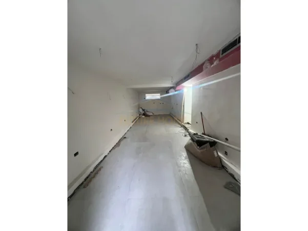 Tirane, jepet me qera ambjent biznesi Kati 1, 150 m² 5.000 € (Rruga e Durrësit)