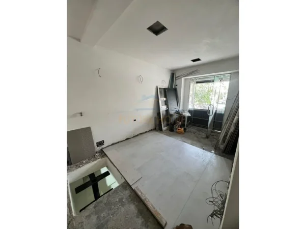 Tirane, jepet me qera ambjent biznesi Kati 1, 150 m² 5.000 € (Rruga e Durrësit)