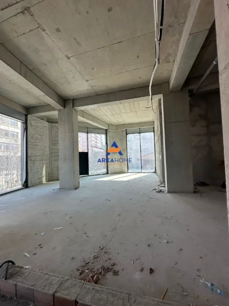 Tirane, jepet me qera ambjent biznesi Kati 1, 160 m² 2.395 € 