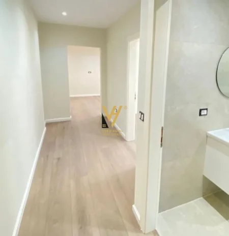 Tirane, jepet me qera ambjent biznesi Kati 5, 66 m² 600 € (KOMUNA E PARISIT)