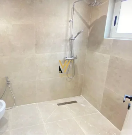 Tirane, jepet me qera ambjent biznesi Kati 5, 66 m² 600 € (KOMUNA E PARISIT)