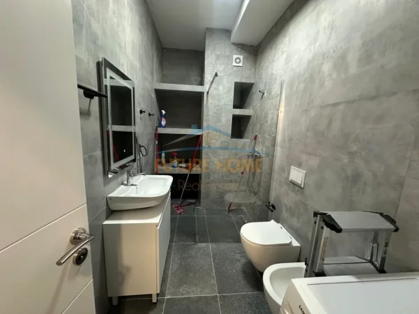 Tirane, jepet me qera apartament 1+1 Kati 4, 68 m² 850 € (Komuna e Parisit)